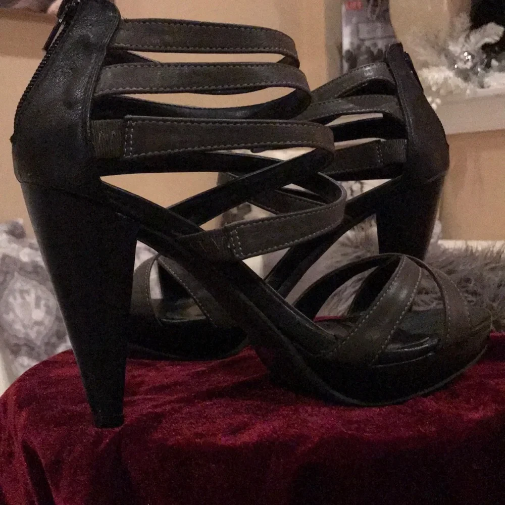 Qupid Black Strappy Heels Platform Sandals Ankle Strap Stiletto NWOT Size 8.5 - Picture 3 of 7